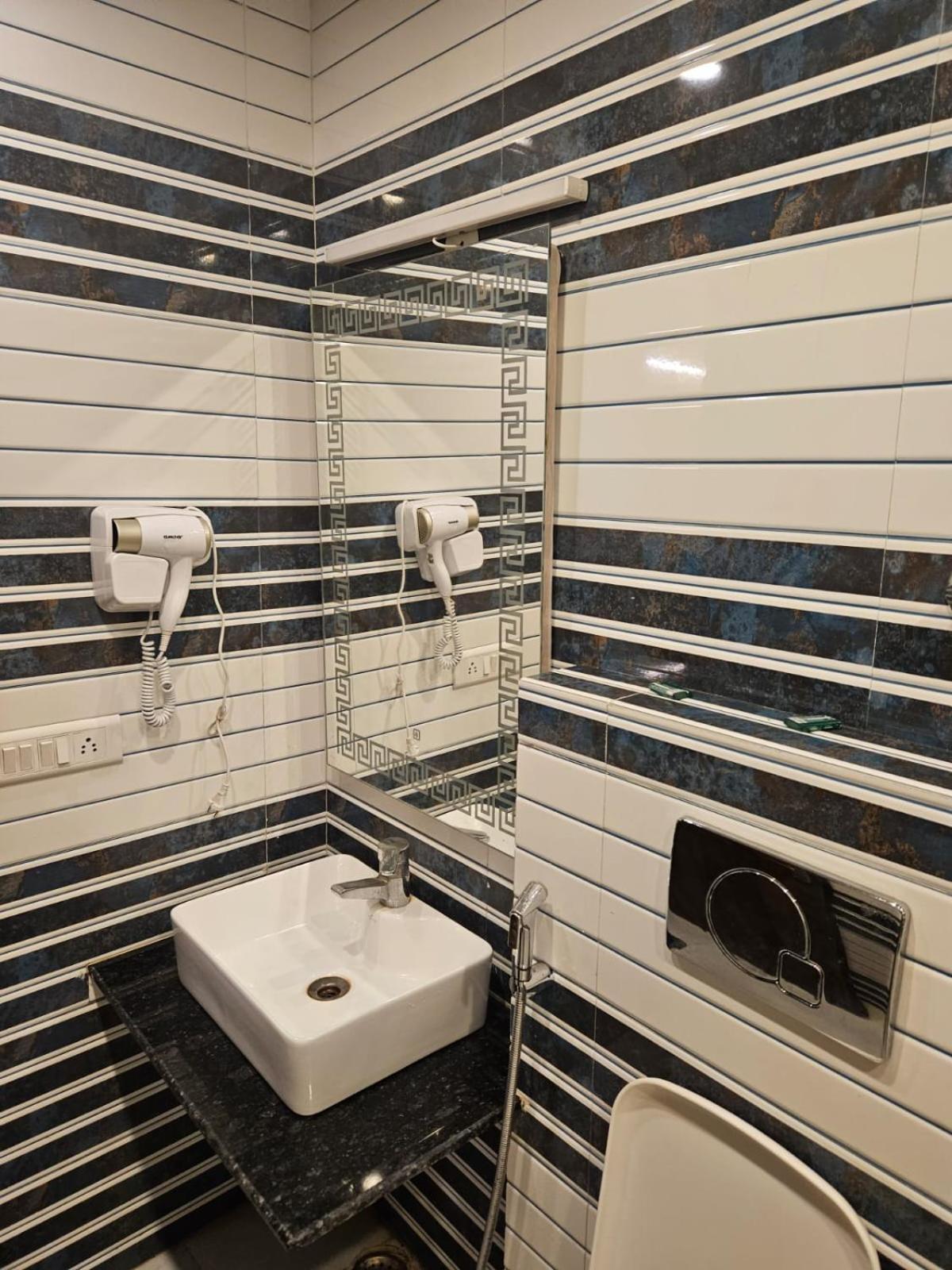 Hotel O Delhi, Near Karol Bagh Main Market And Metro Station Ню Делхи Екстериор снимка