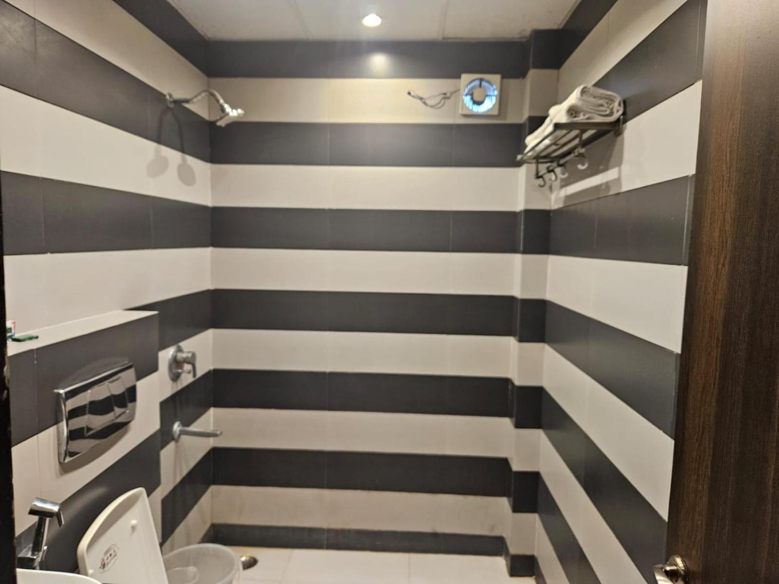 Hotel O Delhi, Near Karol Bagh Main Market And Metro Station Ню Делхи Екстериор снимка